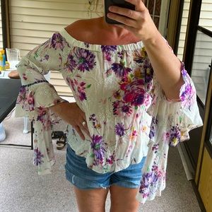 Off the shoulder bell sleeve top! Venus XL 🌺💜